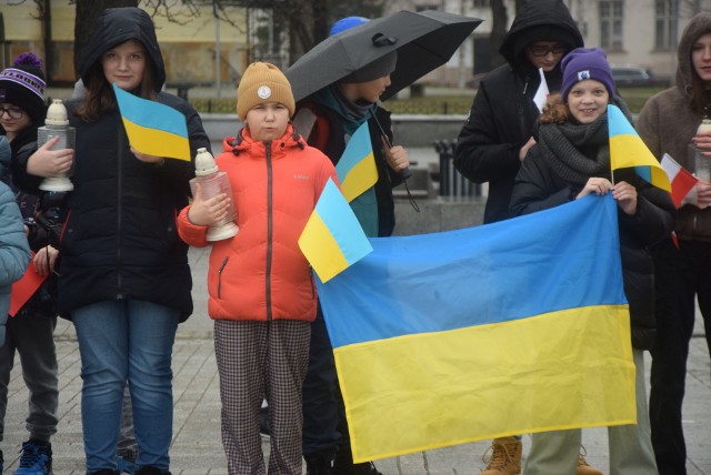 W Częstochowie upamiętnili rocznicę zbrojnej napaści na Ukrainę. Na placu Biegańskiego uczniowie ułożyli 365 zniczy w kształcie serca