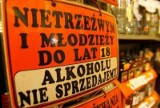 Chciał ukraść z marketu wódkę. Gdy go złapano, wypił duszkiem 0,7 l alkoholu