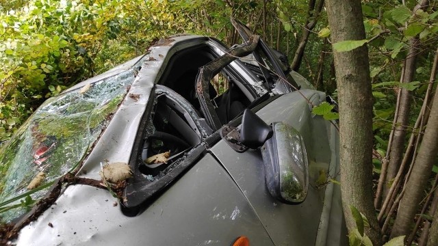 Do zdarzenia doszło w czwartek na drodze między Arłamowem a Makową w powiecie przemyskim. - Kierujący mazdą, 29-letni mieszkaniec woj. świętokrzyskiego jechał w kierunku Makowej. Na łuku drogi mężczyzna stracił panowanie nad pojazdem, zjechał z drogi i uderzył w drzewo - powiedziała podkom. Marta Fac z Komendy Miejskiej Policji w Przemyślu.Na miejsce zdarzenia zadysponowano policję, pogotowie ratunkowe oraz strażaków z Przemyśla i pow. bieszczadzkiego. 29-latek nie był w stanie sam wydostać się z auta. 29-latek śmigłowcem LPR został przetransportowany do szpitala w Przemyślu.- 29-latek doznał powierzchownych obrażeń ciała. Okazało się, że miał 1,8 promila alkoholu w wydychanym powietrzu - dodaje podkom. Fac.Mężczyzna odpowie za kierowanie pod wpływem alkoholu.Zobacz też: Czołowe zderzenie VW polo z miejskim autobusem w Przemyślu