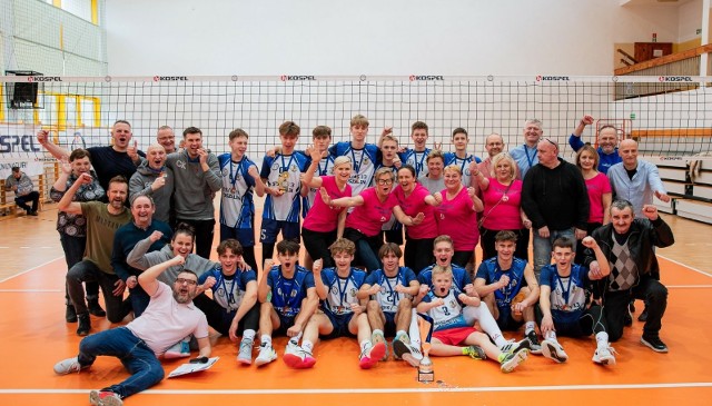Puchar zdobyty, STS Kospel SP 18/AS 13 Koszalin mistrzem województwa zachodniopomorskiego! Wspólna radość zawodników, trenerów i członków rodzin młodych siatkarzy.