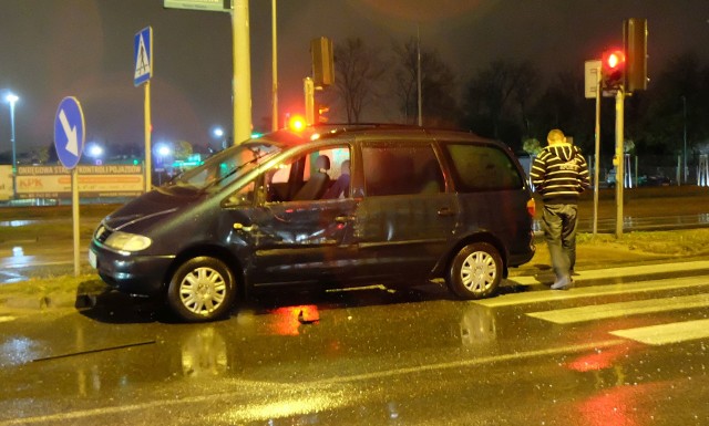 W niedzielę, po godz. 23, na skrzyżowaniu ulic Składowej z Handlową w Białymstoku doszło do zderzenia volkswagena sharana z autobusem komunikacji miejskiej.
