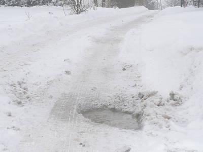 Z powodu osuwiska jedyną drogą dojazdową do domów przy ul. Podgórskiej w Wieliczce jest obecnie wąski szutrowy trakt, w którym widnieją liczne głębokie dziury. Szczególnie trudno jest przejechać tą drogą po opadach śniegu. To zdjęcie zostało zrobione niedługo po odśnieżeniu tej trasy przez odpowiedzialne za to służby. Fot. Jolanta Białek