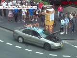 Zepsuł mu się samochód, więc postanowił się poopalać. Na dachu auta! [wideo]