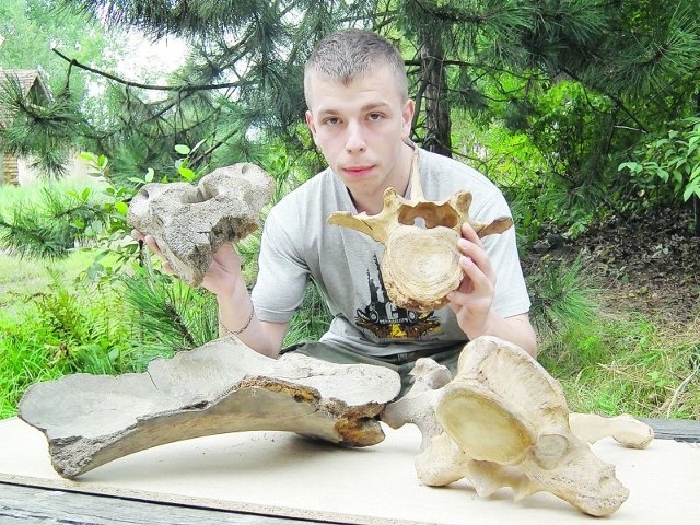 Michał Łysakowski to jeden z wolontariuszy współpracujących z doktorem Zbigniewem Zawadą. Towarzyszył doktorowi w odkopywaniu kości okrzykniętych mamucimi.