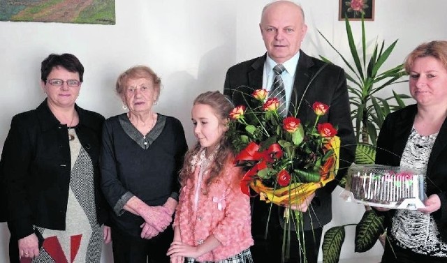 Stefania Dąbrowska, nauczycielka z Gorzkowa koło Kazimierzy Wielkiej, skończyła 90 lat. Z okazji urodzin dostojną jubilatkę odwiedzili nauczyciele szkoły oraz przedstawiciele uczniów i rodziców.