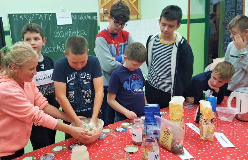 Gmina Lelis. „Od ziarenka do bochenka” – warsztaty regionalne w szkole w Obierwi. 25.11.2019 [ZDJĘCIA]