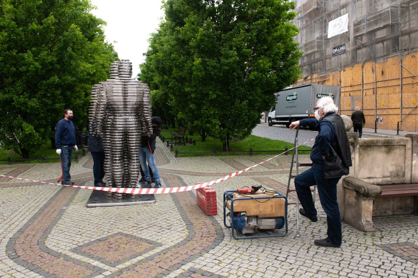 Montowanie pomnika Golema na Al. Marcinkowskiego w Poznaniu...