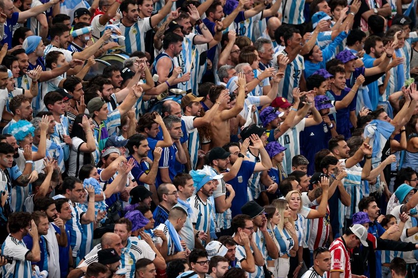 Argentyńscy fani na trybunach stadionu Lusail Iconic podczas...