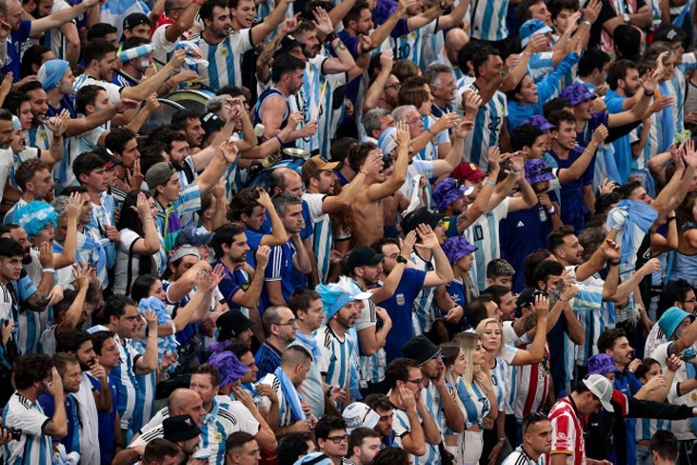Argentyńscy fani na trybunach stadionu Lusail Iconic podczas finału mistrzostw świata