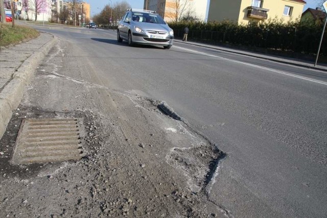 Na ulicy Chabrów - pomiędzy ul. Luboszycką i Konwalii - można zobaczyć takie dziury. Nowa nawierzchnia ma kosztować 190 tys. złotych.