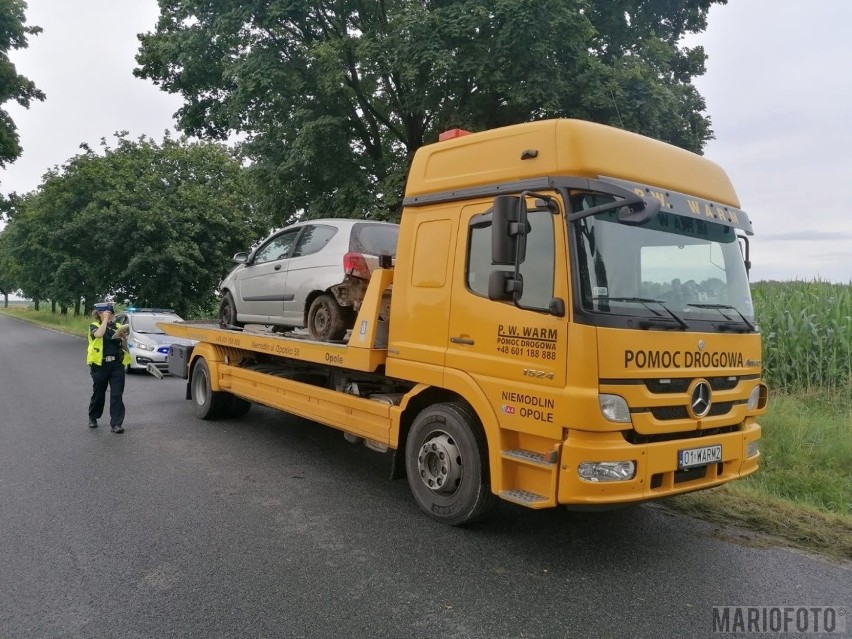 Wypadek w miejscowości Szadurczyce. Samochód osobowy uderzył w drzewo 