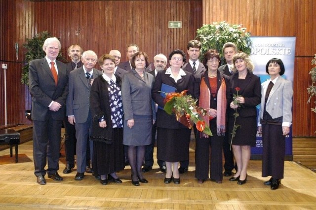 Laureaci nagród i władze województwa na wspólnym zdjęciu.