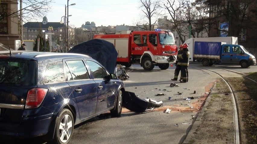 Zabrze: groźny wypadek motocyklisty. Wyprzedzał na łuku [ZDJĘCIA]