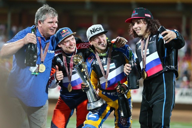 Gleb Czugunow (pierwszy z prawej) w czerwcu świętował we Wrocławiu z reprezentacją Rosji triumf w finale Speedway of Nations.