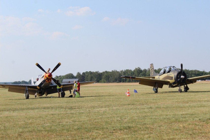 Na zdjęciu - samolot T-28 Trojan podczas pokazów w Lesznie...