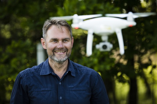 Janusz Szczuczko były żołnierz wojsk specjalnych, który w Cianowicach koło Skały otworzył firmę Redwings szkolącą pilotów dronów