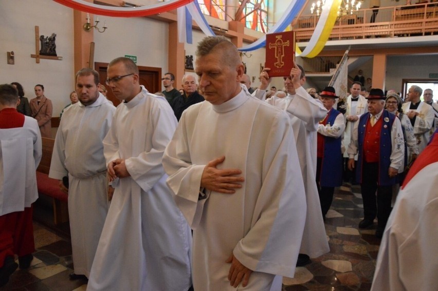 Lębork. Biskup pelpliński przewodniczył Mszy Św. odpustowej z okazji 30-lecia parafii św. Jadwigi