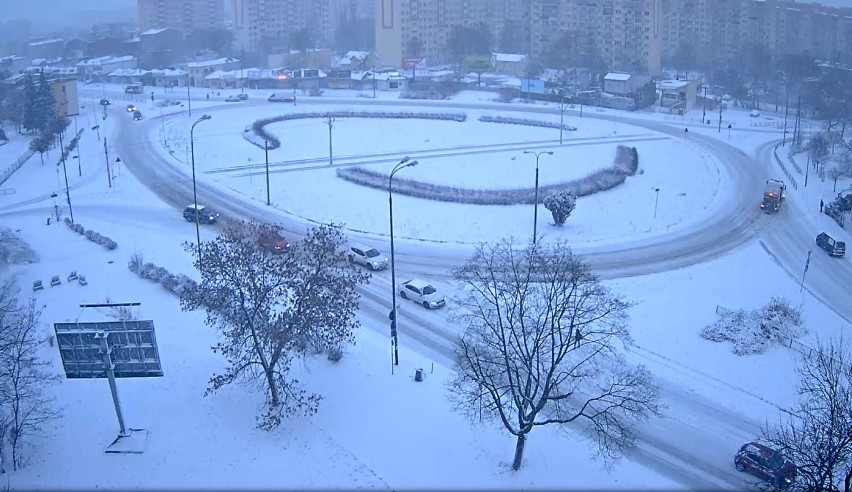 Pogoda w Łodzi. Sypnęło śniegiem, chwycił mróz. Do Łodzi wróciła zima ZDJĘCIA