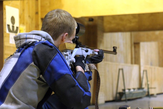 Wirtualna strzelnica jest bezpiecznym miejsce do ćwiczeń w pomieszczeniach szkolnych