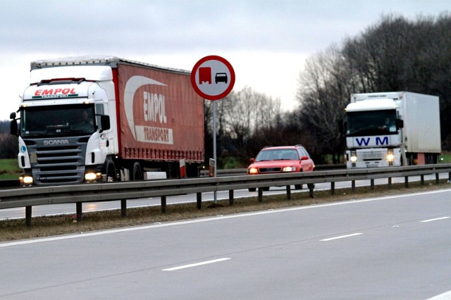 Dodatkowo, aby upłynnić ruch pojazdów poruszających się po autostradzie i drogach ekspresowych o trzech lub więcej pasach ruchu, przynajmniej jeden pas ruchu będzie wolny od pojazdów samochodowych o dopuszczalnej masie całkowitej przekraczającej 3,5 t oraz od zespołów pojazdów o długości powyżej 7 m (niezależnie od masy).