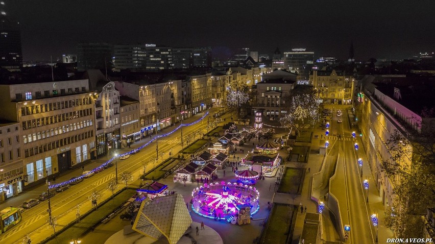 Jarmark świąteczny na placu Wolności z lotu ptaka