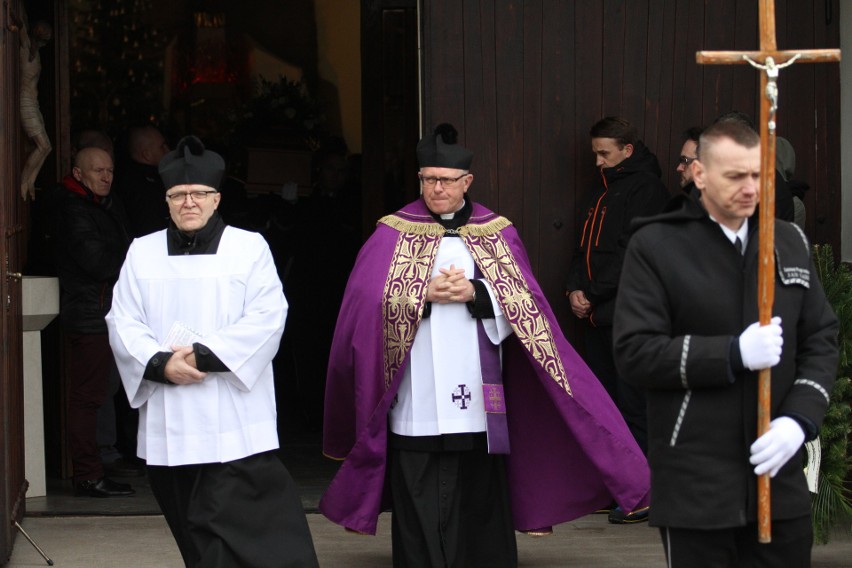 Ostatnie pożegnanie aspiranta Krzysztofa Węglińskiego z Tarnobrzega - policjanta, który zginął w wypadku jadąc na służbę  [ZDJĘCIA]