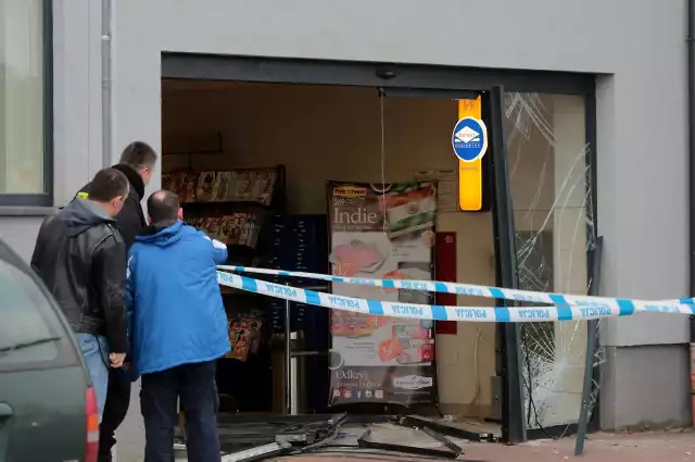 Na miejscu zdarzenia policjanci wciąż zabezpieczają ślady.