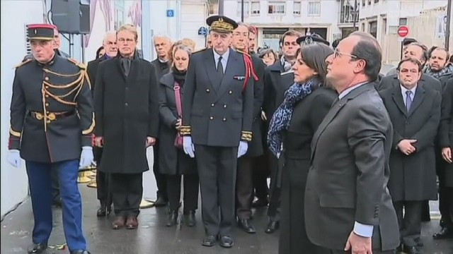 Rocznica zamachu na "Charlie Hebdo". Prezydent Francji składa kwiaty przed siedzibą redakcji