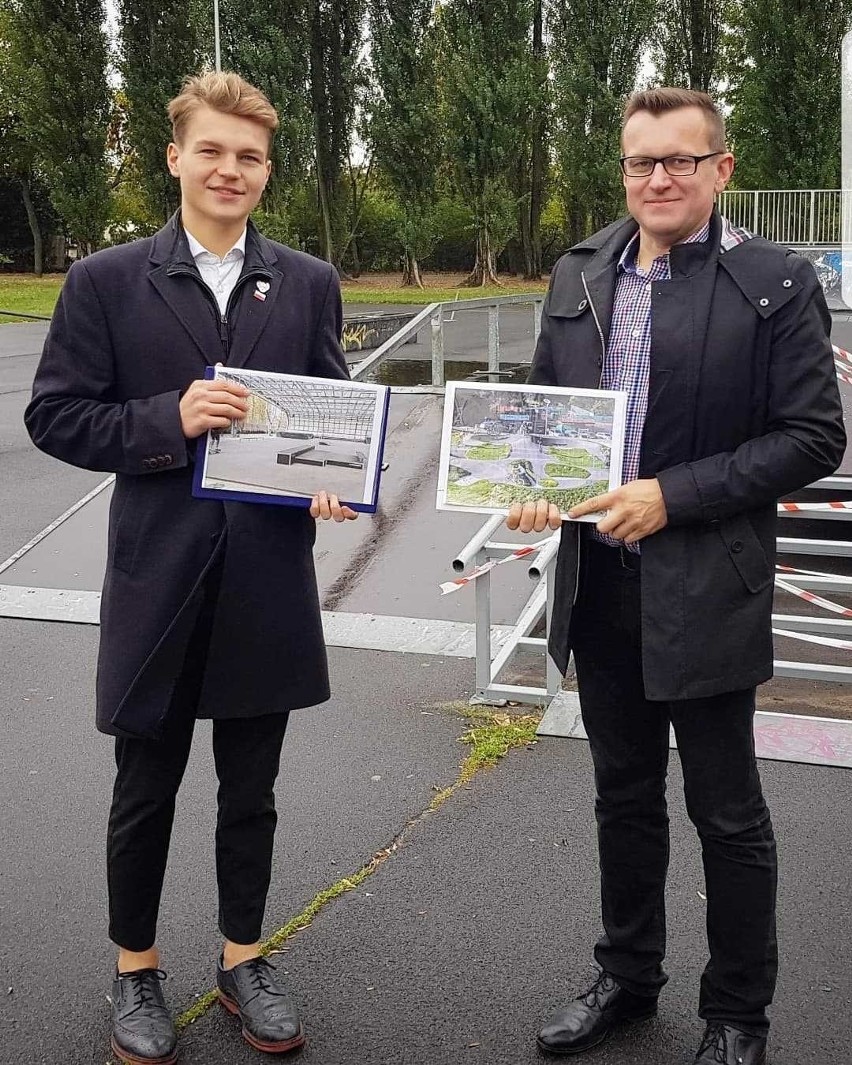 Na konferencji prasowej radny Marcin Wroński i...