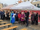 Miejska Wigilia dla osób ubogich i samotnych na Rynku w Sandomierzu. Było wspólne śpiewanie kolęd z młodzieżą z Ukrainy i poczęstunek 