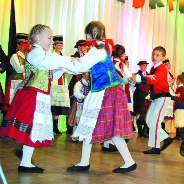 Amatorzy tańca z Ostrołęki mają wybór między folklorem, tańcem towarzyskim i nowoczesnym