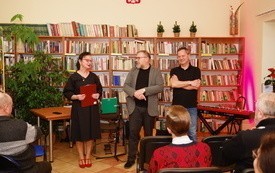 Piękny koncert Wojciecha Sochy bibliotece gminnej w Brodach. Zobacz zdjęcia