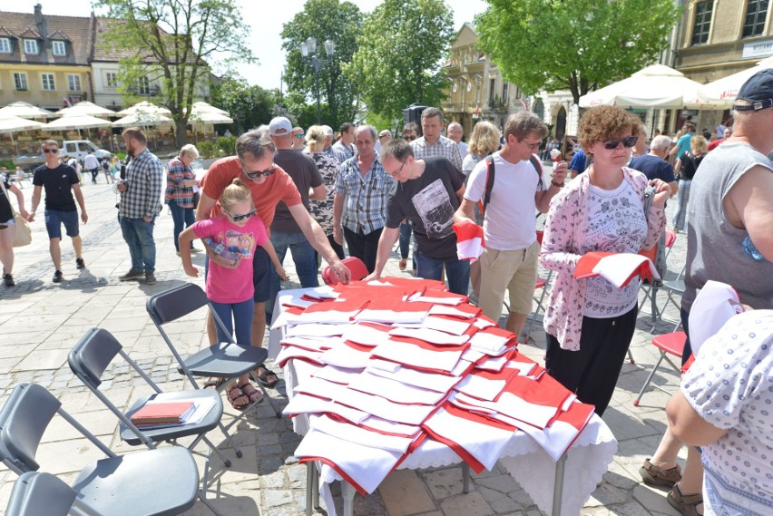 Burmistrz rozdawał flagi, czyli Święto Flagi w Sandomierzu (ZDJĘCIA)