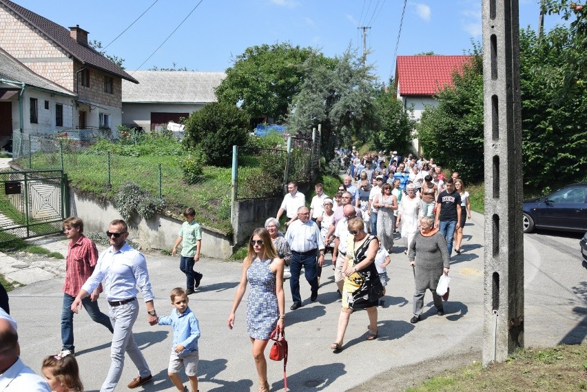 Hołd dla 30 ofiar pacyfikacji Radwanowic w miejscu kaźni hitlerowskiej. Wspomnienia bestialskiego mordu [ZDJĘCIA] 