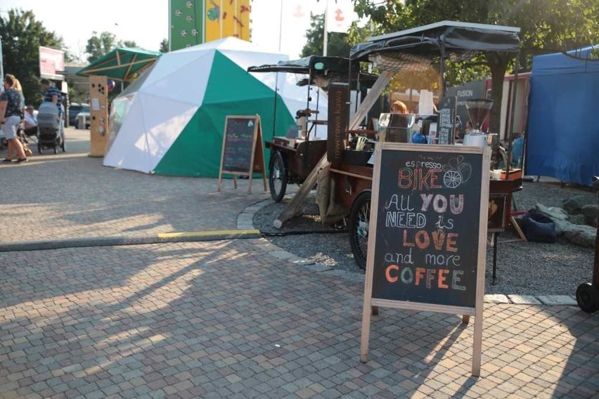 Letni zlot foodtrucków pod Galerią Kazimierz. Było naprawdę gorąco! [ZDJĘCIA]