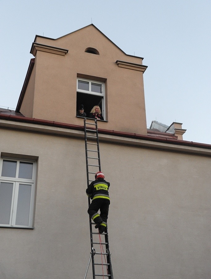 Opiekunki szybko wyprowadziły na zewnątrz 11 dzieci.