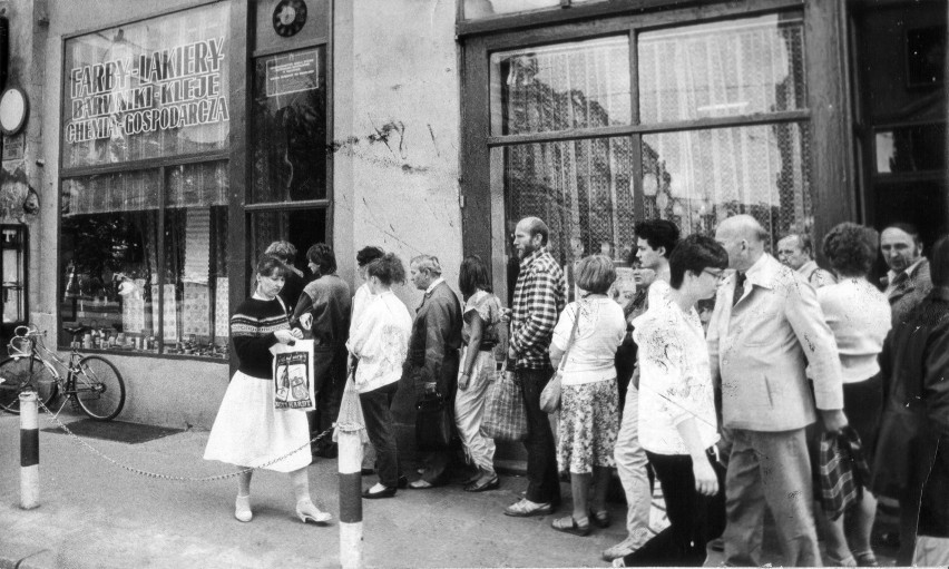 Sierpień 1987, kolejka do sklepu ajencyjnego z farbami i...