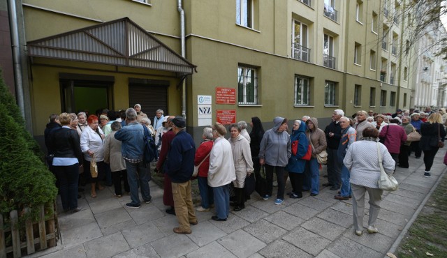 Jest bardzo wielu lekarzy, do których korzystając z NFZ, dostaniemy się w ciągu kilku dni. Niestety, jest także dość szeroka pula specjalistów, do których czas oczekiwania jest stanowczo zbyt długi. 27 lat oczekiwania to niestety nie jest żart. Najbliższa wizyta według danych z NFZ może być wyznaczona na 10 września 2046 roku. I kolejka ciągle się wydłuża. Jeszcze kilka miesięcy temu czas oczekiwania wynosił 24 lata. Chodzi o odział rehabilitacyjny w szpitalu wojskowym w Ciechocinku. Jest kilku specjalistów, do których kolejka wynosi nawet 10 lat. Zobaczcie, do jakiego specjalisty w regionie musimy jeszcze tak długo czekać >>>