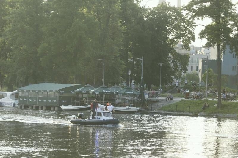 Wrocław: Strażacy i policjanci szukali pływającego w Odrze mężczyzny (ZDJĘCIA)