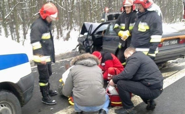 Rannym w wypadku na rondzie pomagali ratownicy medyczni