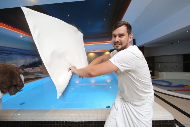 Damian Rurarz na co dzień pracuje w hotelu Binkowski w Kielcach, gdzie prowadzi Strefę Wellness@Spa i organizuje seanse saunowe. W przypadku kielczanina machanie ręcznikiem z pasji przerodziło się w sposób na życie
