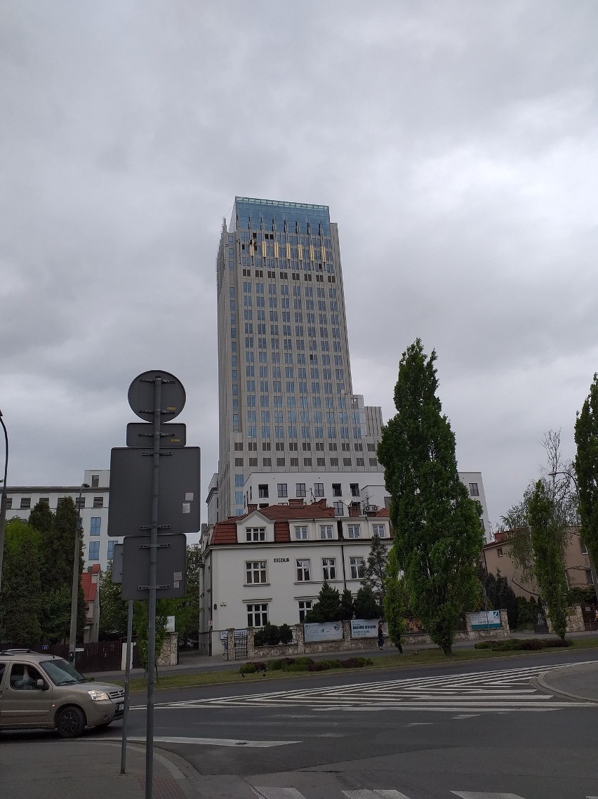 Pozłacany budynek Unity Tower