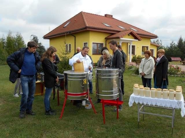 Goście poznawali miód produkowany w Agro Zagrodzie Zbyszka w Bartlewie 