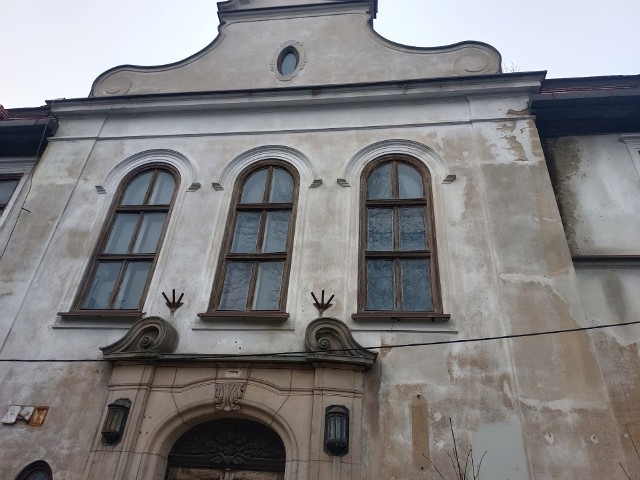 Pałac w Kujawach na Śląsku Opolskim kiedyś był prawdziwą architektoniczną pięknością! Dziś? Strach tam zaglądać!