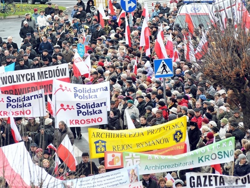 Blisko dwa tysiące osób przemaszerowało dziś ulicami Krosna...