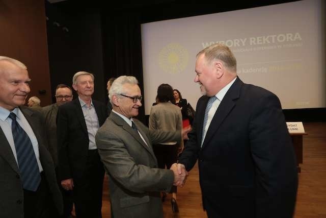 Zwycięski prof. Andrzej Tretyn (z prawej) przyjmuje gratulacje tuż po ogłoszeniu wyników wyborów od dziekana biologów, prof. Wiesława Kozaka