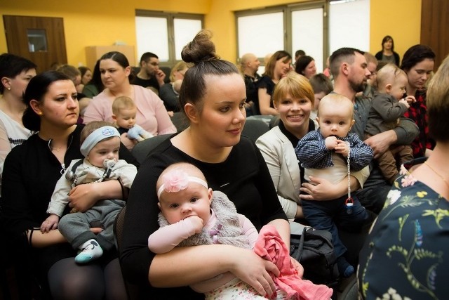 Mamy i ich pociechy na spotkaniu w Centrum Małego Dziecka. Tu i ówdzie był także tatuś...