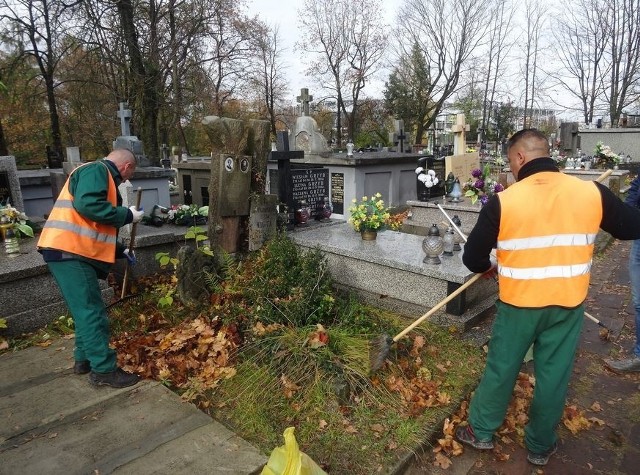 Więźniowie z Aresztu Śledczego w Kielcach  uporządkowali mogiły na Cmentarzu Starym.