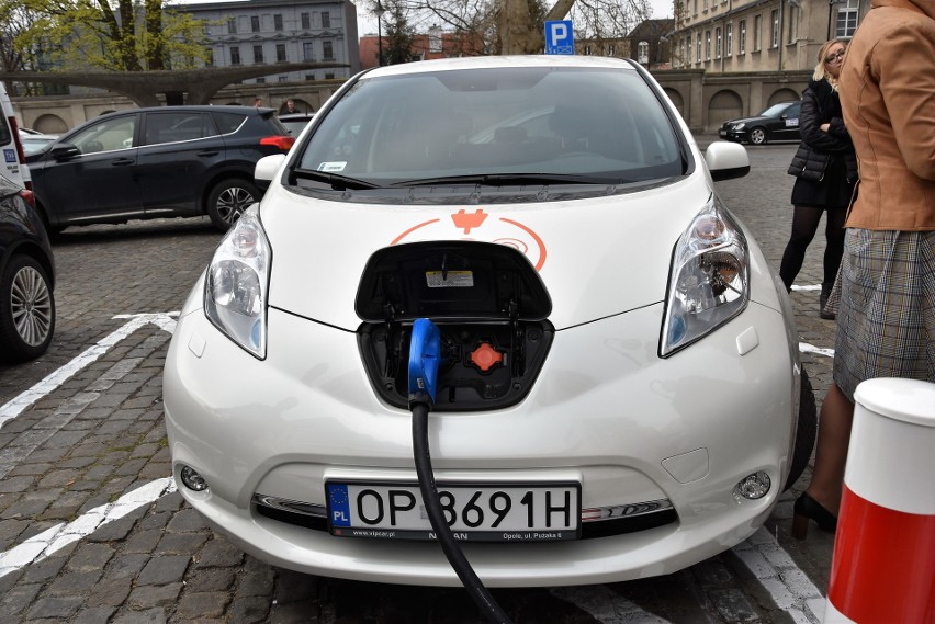 Stacja ładowania pojazdów elektrycznych na placu Wolności w...