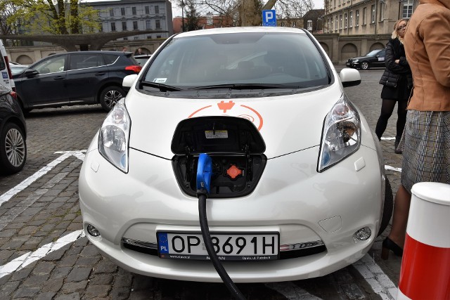 Stacja ładowania pojazdów elektrycznych na placu Wolności w Opolu